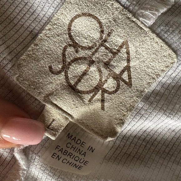 CHASER Loose Fitting V-neck Long Sleeve Top - Picture 7 of 9